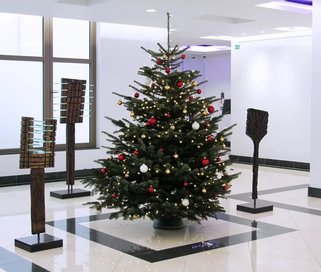 Ozdobený vianočný stromček v priestoroch klienta